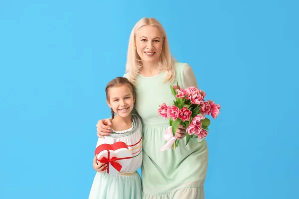 Klein Meisje Met Haar Oma Geschenken Blauwe Achtergrond Internationale Vrouwendag — Stockfoto