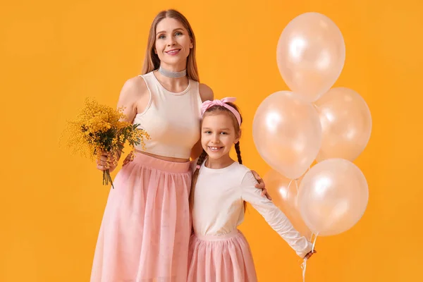 Little Girl Her Mother Flowers Balloons Yellow Background — Stock Photo, Image