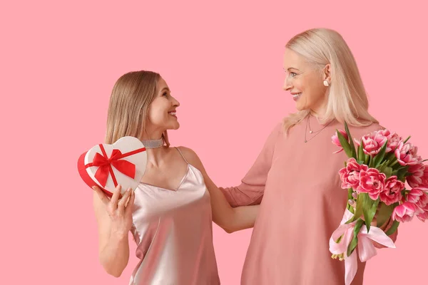 Jeune Femme Avec Mère Cadeaux Sur Fond Rose — Photo