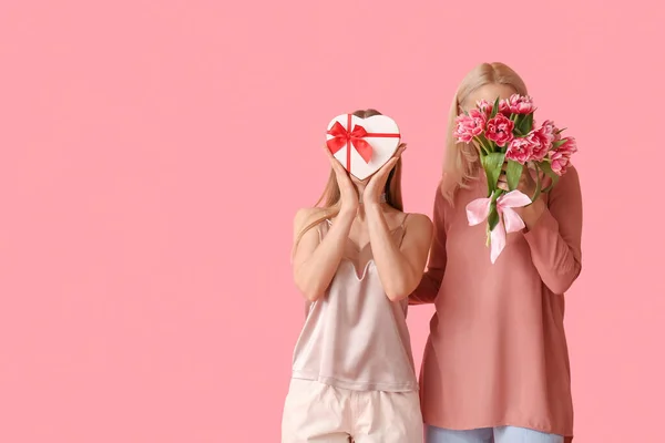 Mujer Joven Con Madre Regalos Sobre Fondo Rosa —  Fotos de Stock