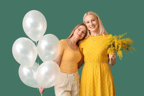 Ung Kvinna Hennes Mamma Med Blommor Och Ballonger Grön Bakgrund — Stockfoto