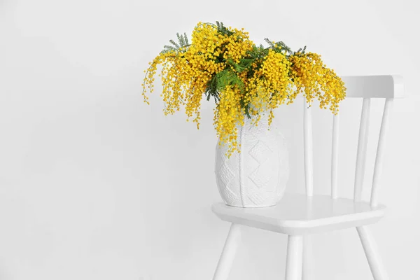 Vaso Com Flores Mimosa Cadeira Perto Parede Clara — Fotografia de Stock