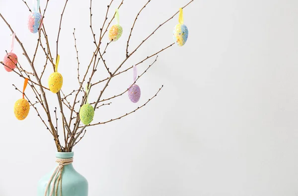 Ağaç Dalları Işık Duvarının Yanında Renkli Paskalya Yumurtaları Olan Vazo — Stok fotoğraf