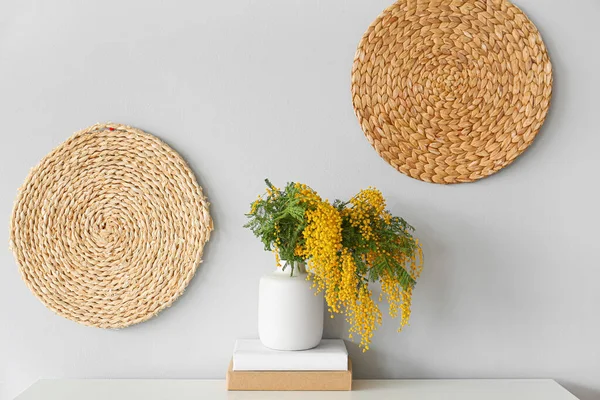 Florero Con Flores Mimosa Libros Sobre Mesa Cerca Pared Luz — Foto de Stock