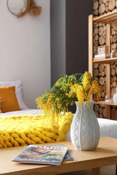 Vase Mit Mimosen Blumen Und Zeitschriften Auf Dem Tisch Schlafzimmer — Stockfoto