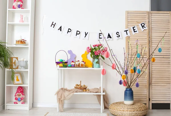 Húsvéti Süteményekkel Tojással Dekorációval Koszorúval Ellátott Polcegység Szöveges Happy Easter — Stock Fotó