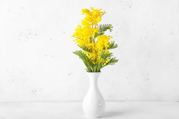 Vase Mit Schönem Mimosenzweig Auf Hellem Tisch — Stockfoto