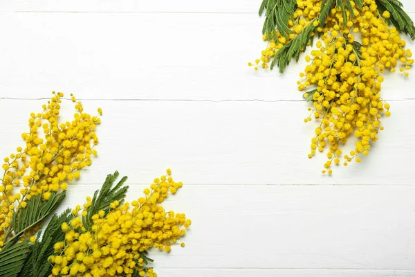 Hermosas Ramas Mimosa Sobre Fondo Madera Clara —  Fotos de Stock