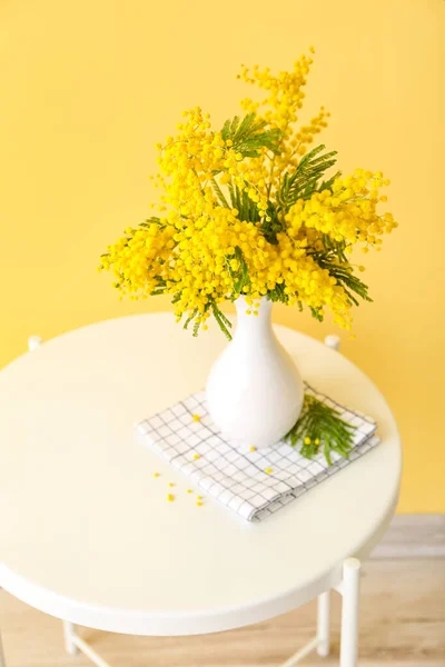 Florero Con Hermosas Ramas Mimosa Mesa Cerca Pared Color Habitación — Foto de Stock