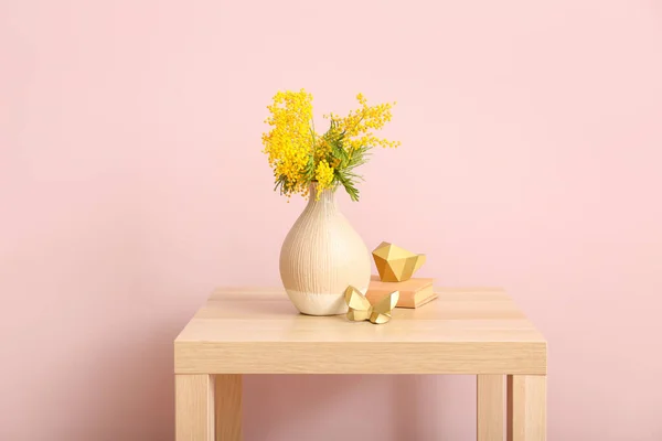 Güzel Mimoza Dalları Dekorlu Vazo Odanın Renk Duvarının Yanındaki Masada — Stok fotoğraf