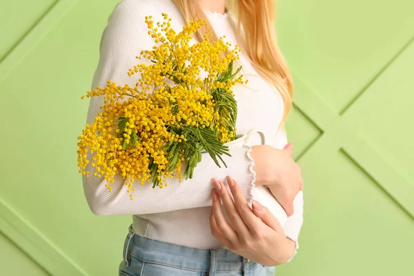 Kobieta Gospodarstwa Piękne Gałęzie Mimosa Tle Koloru — Zdjęcie stockowe