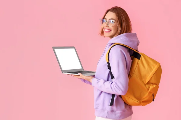 Estudante Feminina Com Laptop Fundo Rosa — Fotografia de Stock