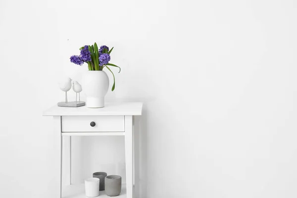 Vase Avec Des Fleurs Décor Élégant Sur Bureau Debout Près — Photo