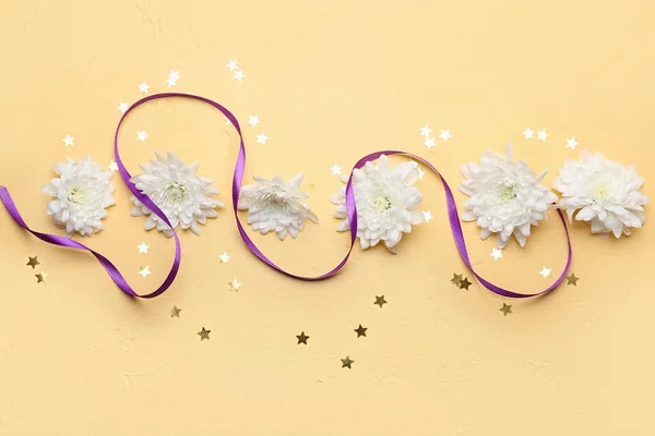 Komposition Mit Schönen Chrysanthemenblüten Konfetti Und Schleife Auf Gelbem Hintergrund — Stockfoto