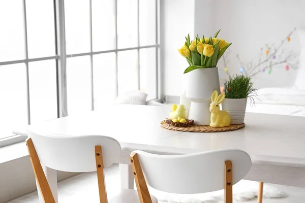 Jarrón Con Tulipanes Huevos Pascua Decoración Mesa Comedor Habitación — Foto de Stock