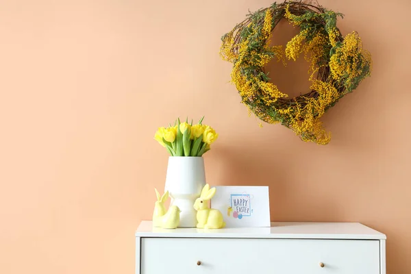 Boeket Van Tulpen Decor Wenskaart Met Tekst Happy Easter Ladekast — Stockfoto