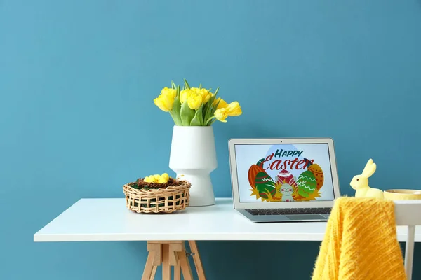 Mooie Tulpen Beschilderde Eieren Laptop Met Tekst Happy Easter Tafel — Stockfoto