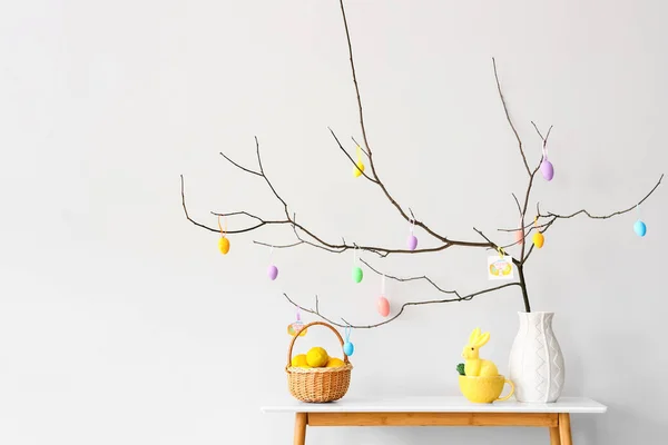 Húsvéti Tojással Díszített Faágak Citrom Kosárban Dekoráció Asztalon Fényfal Közelében — Stock Fotó