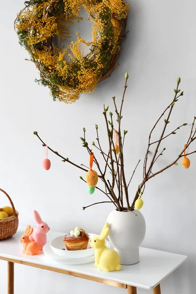 Váza Ágak Finom Zsemle Húsvéti Dekoráció Asztalon Közel Fény Fal — Stock Fotó