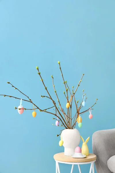 Húsvéti Tojásokkal Díszített Faágak Vázában Asztalon Kék Fal Mellett — Stock Fotó