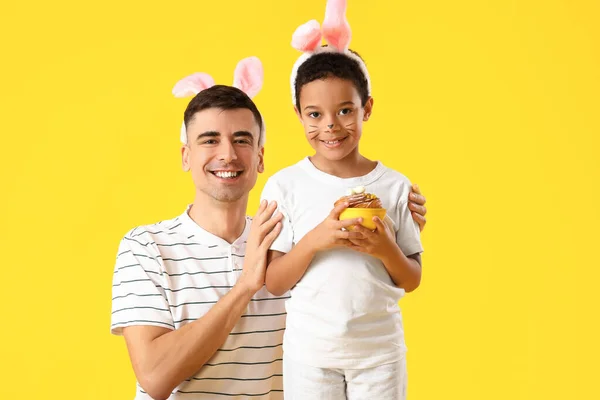 Šťastný Malý Chlapec Jeho Otec Velikonoční Dort Žlutém Pozadí — Stock fotografie