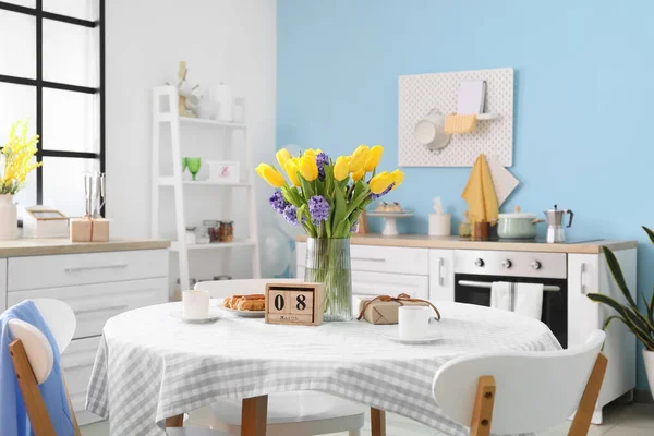 Mesa Comedor Con Calendario Cubo Flores Tazas Caja Regalo Cocina — Foto de Stock