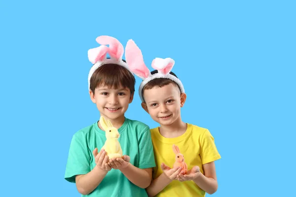 Leuke Kleine Jongens Met Konijntjes Oren Speelgoed Konijnen Blauwe Achtergrond — Stockfoto