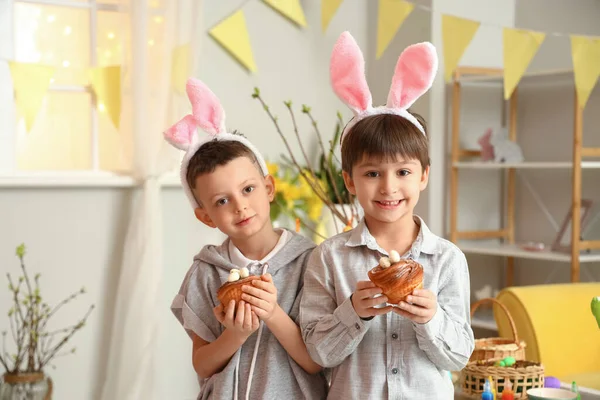 かわいいです男の子ウサギの耳とイースターケーキとともに自宅 — ストック写真