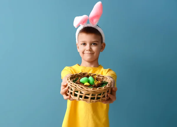 Netter Kleiner Junge Mit Hasenohren Und Osterkorb Auf Blauem Hintergrund — Stockfoto