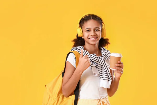 Afroamerykańska Studentka Kawą Słuchająca Muzyki Żółtym Tle — Zdjęcie stockowe
