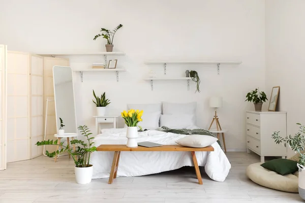 Interior Dormitorio Luminoso Con Plantas Interior Tulipanes Jarrón — Foto de Stock