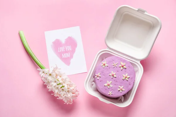 Plastic Lunchbox Met Lekkere Bento Cake Wenskaart Bloemen Roze Achtergrond — Stockfoto