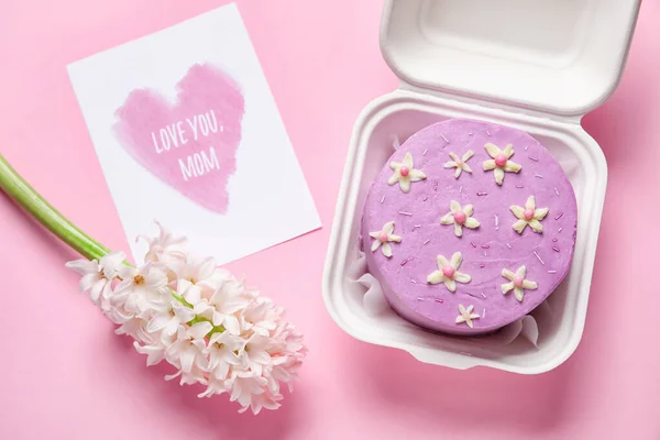 Plastic Lunchbox Met Lekkere Bento Cake Wenskaart Bloemen Roze Achtergrond — Stockfoto