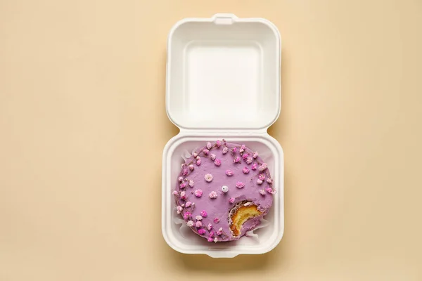 Lunchbox Aus Kunststoff Mit Leckerem Bento Kuchen Auf Beigem Hintergrund — Stockfoto