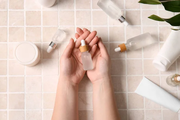 Female Hands Bottle Serum Light Tile Background — Stock Photo, Image