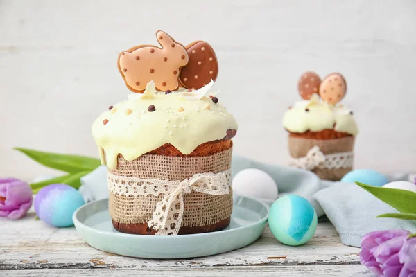 Pyszne Ciasta Wielkanocne Ozdobione Ciasteczkami Malowane Jajka Jasnym Tle — Zdjęcie stockowe