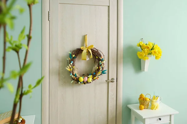 Wooden Door Stylish Easter Wreath Color Wall — Stock Photo, Image