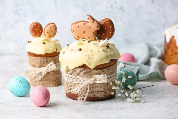 Tasty Easter Cakes Eggs Light Background — Stock Photo, Image