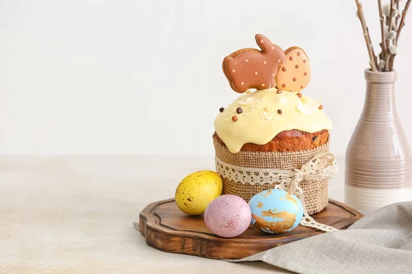 Wooden Board Tasty Easter Cake Painted Eggs Light Background — Stock Photo, Image