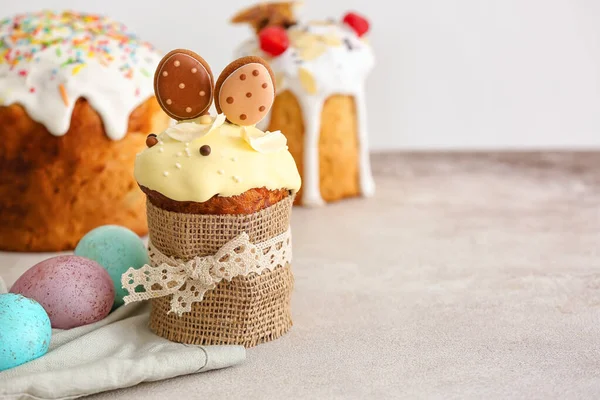 Sabroso Pastel Pascua Decorado Con Galletas Huevos Mesa — Foto de Stock