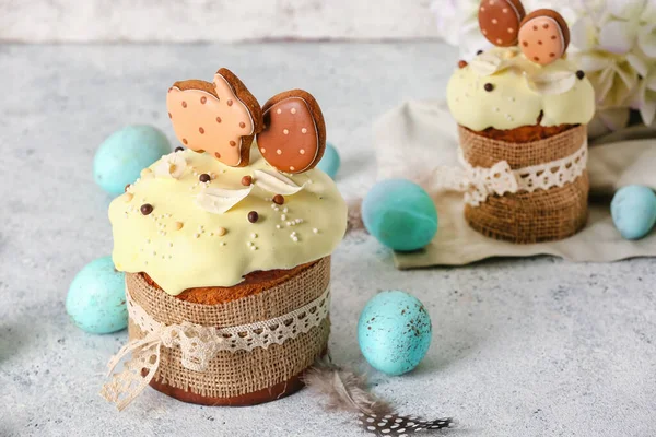 Leckere Osterkuchen Mit Plätzchen Und Eiern Auf Hellem Hintergrund Dekoriert — Stockfoto