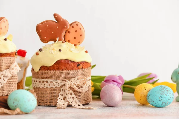 Sabroso Pastel Pascua Decorado Con Galletas Huevos Colores Mesa Primer — Foto de Stock