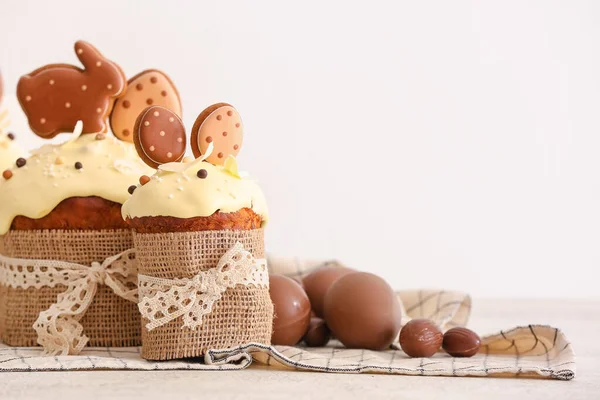 Tasty Easter Cakes Decorated Cookies Chocolate Eggs Light Background — Stock Photo, Image