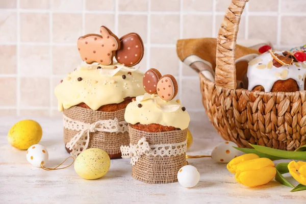 Deliciosos Pasteles Pascua Decorados Con Galletas Huevos Mesa — Foto de Stock