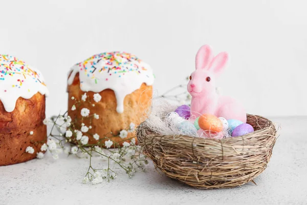 Гнездо Пасхальным Кроликом Яйцами Тортами Столе — стоковое фото