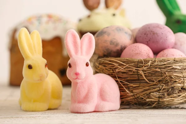 Niedliche Osterhasen Und Nest Mit Eiern Auf Dem Tisch Nahaufnahme — Stockfoto