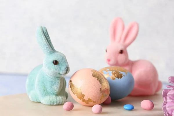 Paskalya Yumurtaları Tavşanlar Masada — Stok fotoğraf