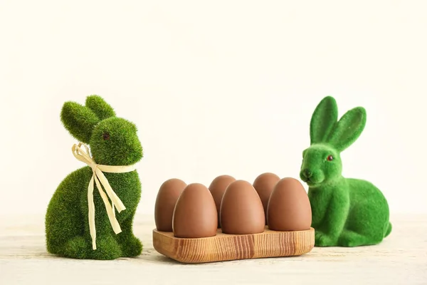Držák Čokoládovými Velikonočními Vejci Zelenými Zajíčky Světlém Pozadí — Stock fotografie