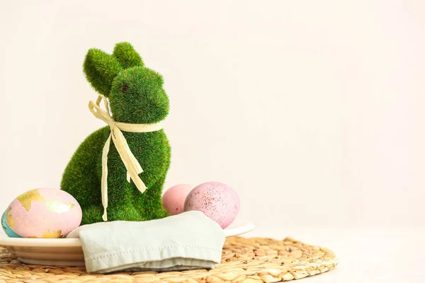 Talíř Zeleným Velikonočním Zajíčkem Vejci Světlém Pozadí — Stock fotografie