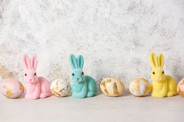 不同背景的复活节兔子和彩蛋 — 图库照片